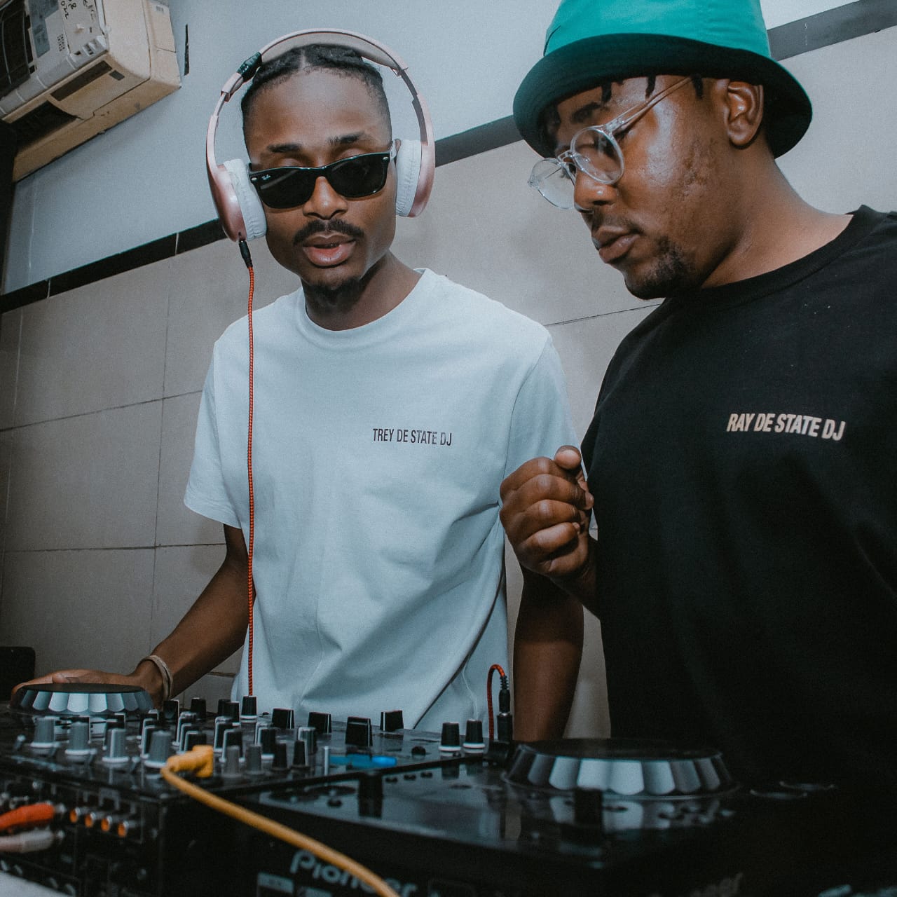 DE STATE DJs performing