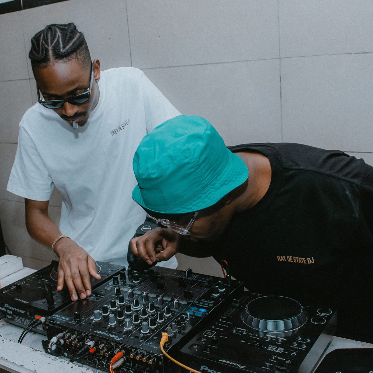 DE STATE DJs at work